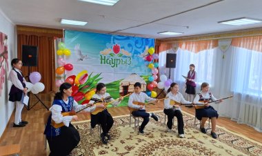 Павлодарлық оқушылар балаларды қолдау орталығына мерекелік көңіл күй сыйлады