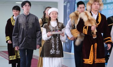 Павлодарда 500-ден астам оқушы бірегей ұлттық киімдер дефилесін көрсетті
