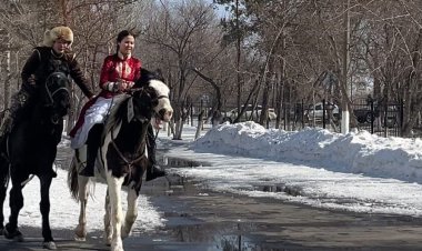 Павлодардағы жас сарбаздар «Қыз қуу» ойынын дәріптеді