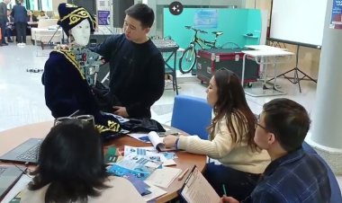 Робота-портье в национальном костюме показали экибастузцы