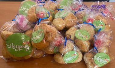 «Бауырсақ party»: Ертіс ауданының еріктілері тұрғындарға ыстық бауырсақтар таратты