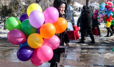 Алматыда туристерге киіз үй пішінді тәтті таратылды