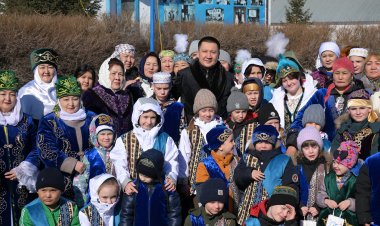 Аким области Асаин Байханов поздравил воспитанников детской деревни