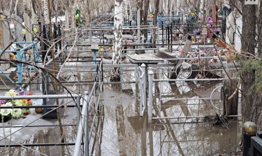 В Экибастузе подтопило старое кладбище