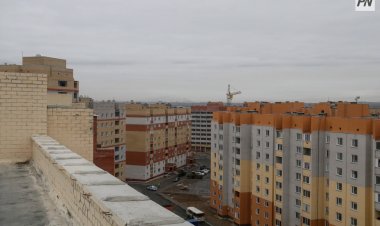 Павлодарские школьники устроили опасные игры на краю многоэтажки