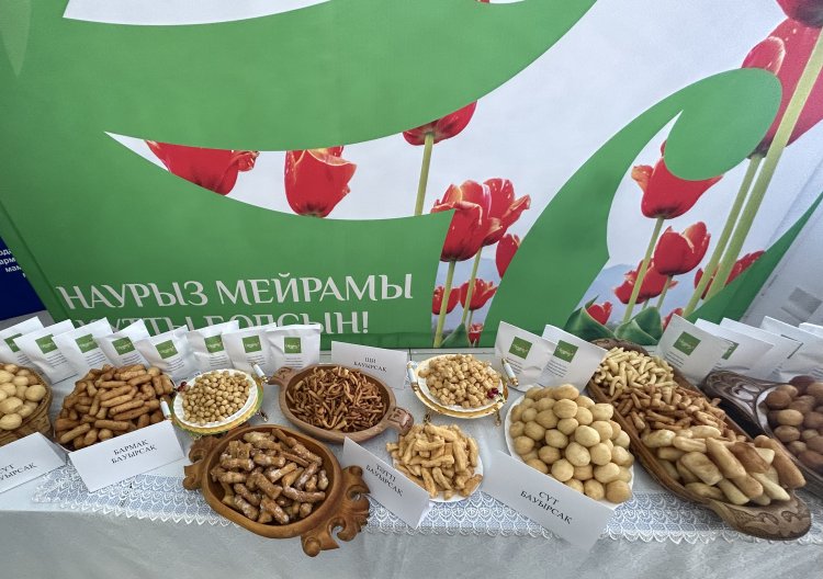 Павлодарские школьники встретили День объятий баурсаками