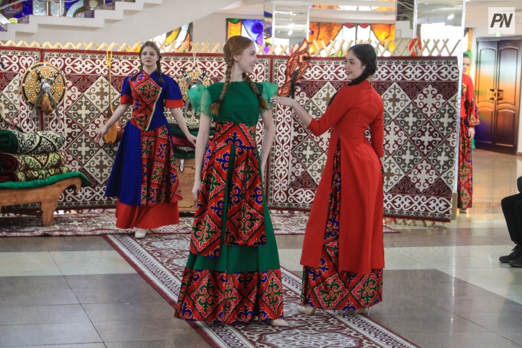 В Павлодаре показали коллекции нарядов с казахскими узорами