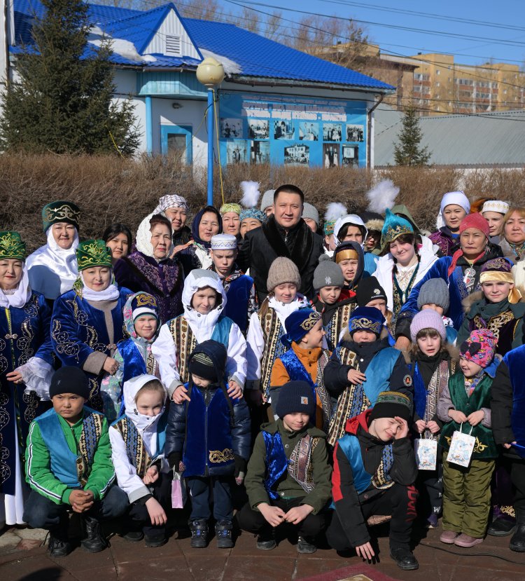 Аким области Асаин Байханов поздравил воспитанников детской деревни