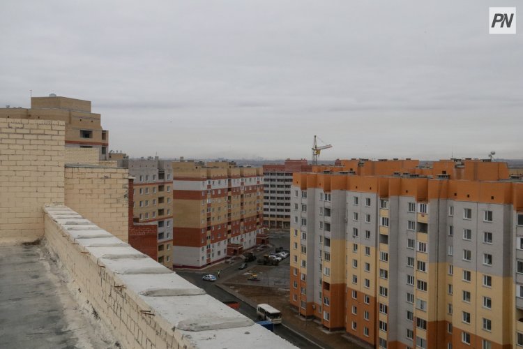 Павлодарские школьники устроили опасные игры на краю многоэтажки