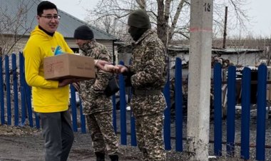 Павлодарские депутаты накормили успенских спасателей