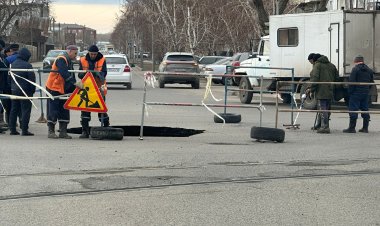 Басқа әлемге портал: Павлодарда жолдың ортасы опырылып түсті