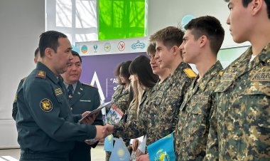 Флаг военно-патриотического клуба вручили студентам в Павлодаре
