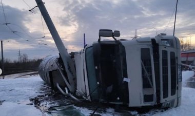 В Павлодаре опрокинулся грузовик с битумом