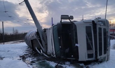 Павлодарда сұйық битум тасымалдайтын көлік аударылды