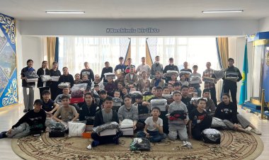 Баянауылда сауықтырылып жатқан алпыс шақты балаға киім-кешек табысталды