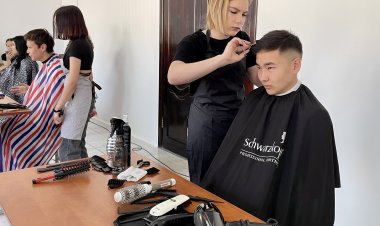 Павлодарлық еріктілер студенттердің шаштарын тегін қиды