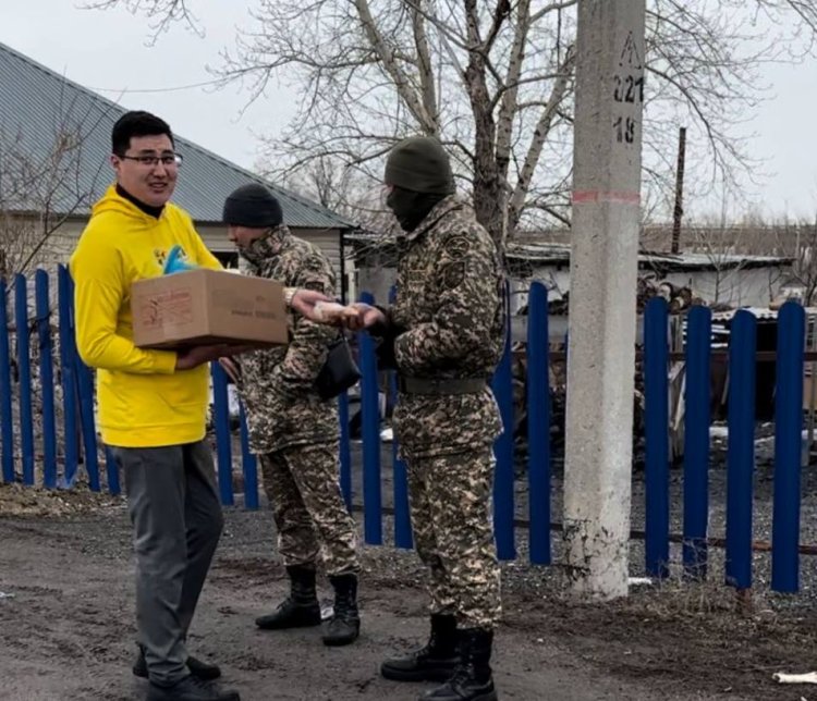 Павлодарские депутаты накормили успенских спасателей