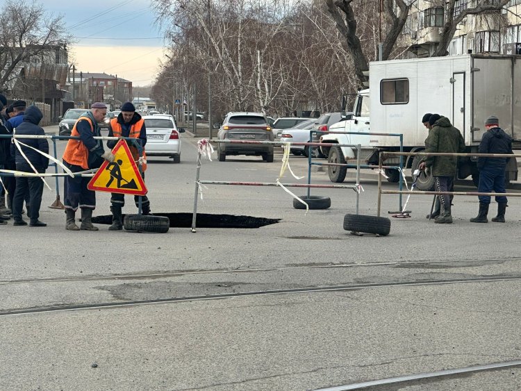 В Павлодаре провалился асфальт