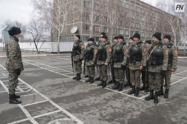 В Павлодаре солдаты Нацгвардии получили гранты вузов