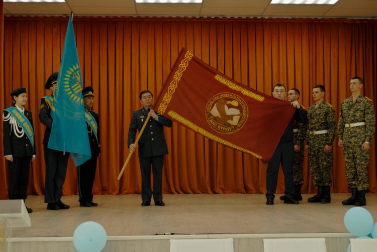 Павлодарда студенттерге әскери-патриоттық клубтың туын табыстады