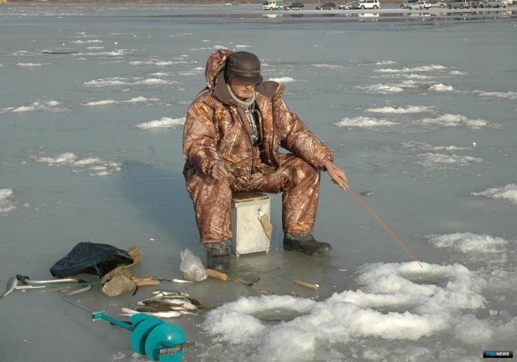 Жителя Баянаула наказали за рыбалку на тонком льду