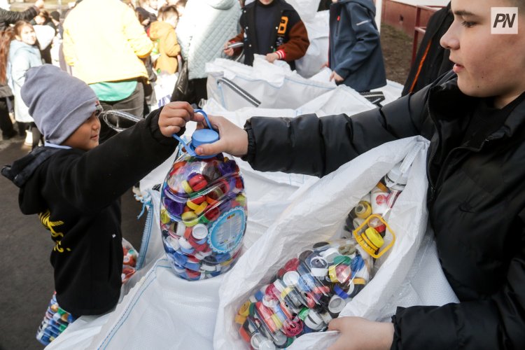 Павлодарлық оқушылар пластикалық қақпақтармен су тасқынынан зардап шеккендерге көмектеседі