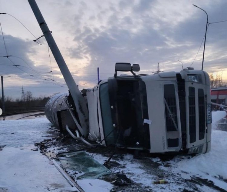 В Павлодаре опрокинулся грузовик с битумом
