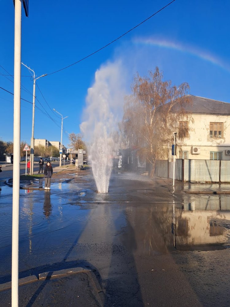 Столб воды поднялся на одной из улиц Павлодара