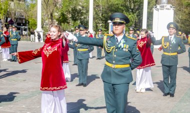 Тридцать военных пар покружились в вальсе на павлодарской площади