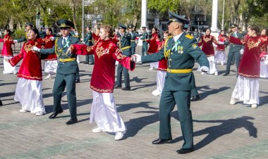 Павлодарда әскери қызметкерлер вальс биледі