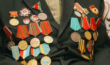 Аким Павлодарской области навестил ветеранов Великой Отечественной войны