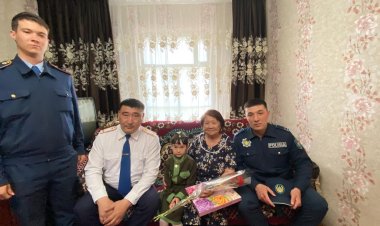 Ертіс ауданының полицейлері тыл еңбеккерлерін Жеңіс күнімен құттықтады