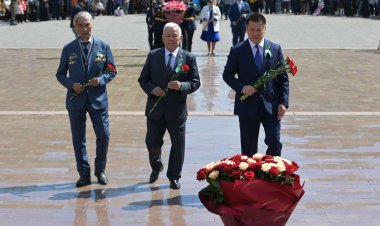 Сотни павлодарцев возложили цветы к обелиску Славы