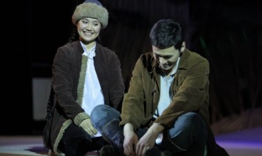 Павлодарлықтар «Әкем-театр» актерлеріне қол соғуда