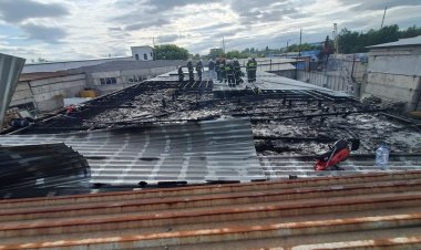 В Павлодаре из горящего склада эвакуировали автомобиль