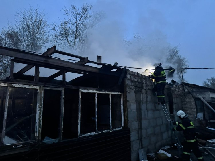 Павлодарские пожарные не дали огню перекинуться на жилой дом