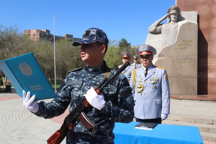 «Служить с честью»: в Павлодаре молодые полицейские приняли присягу