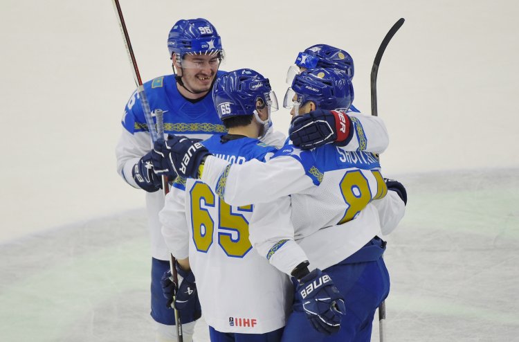 Беда из-за ворот: как Казахстан добыл первую победу на чемпионате мира по хоккею