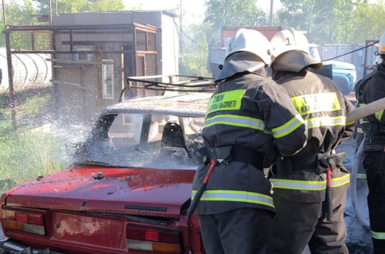 В Павлодаре горел легковой автомобиль