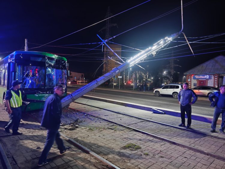 Павлодарда автобус жүргізушісі трамвай бағанасына соғылып, мерт болды