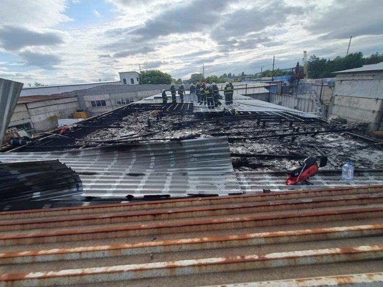 В Павлодаре из горящего склада эвакуировали автомобиль