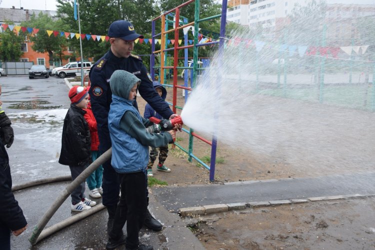 Павлодарские огнеборцы рассказали детям о правилах пожарной безопасности