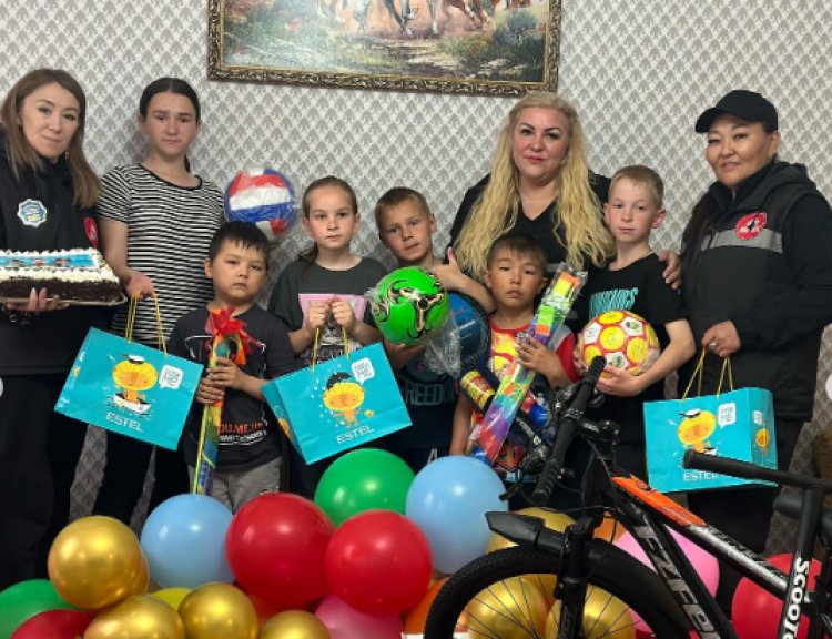 Павлодарские волонтеры подарили праздник детям