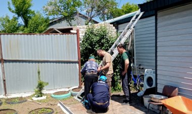 Павлодарда  төбеден түсе алмаған зейнеткер құтқарылды