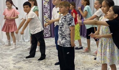 Павлодарда мектеп ұжымы қиын өмірлік жағдайға тап болған балаларды қуантты