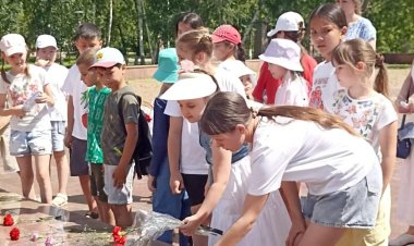 Юные музыканты Павлодара возложили цветы к памятникам героев