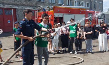 Павлодарским школьникам устроили экскурсию в пожарную часть