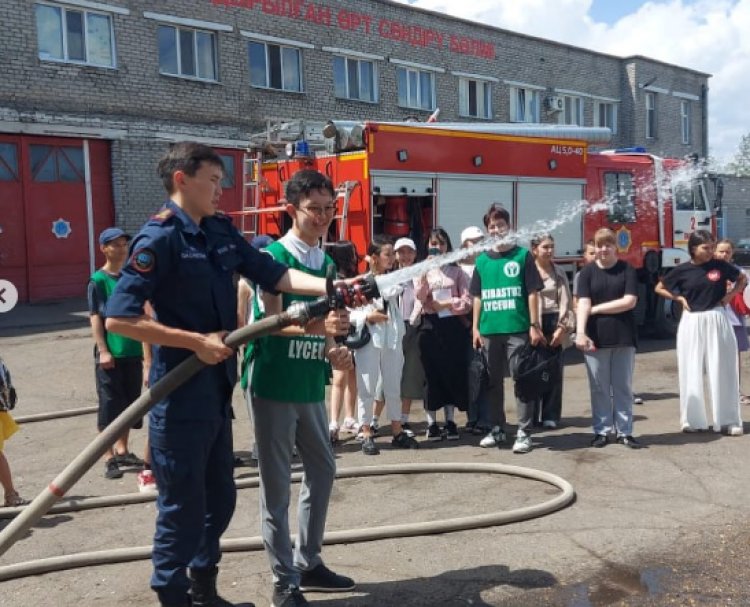 Павлодарским школьникам устроили экскурсию в пожарную часть