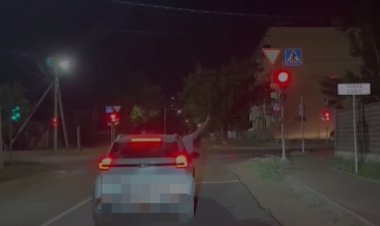 Жолаушы терезеден шығып тұрған: Павлодарда жүргізуші жазаланды