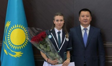 Асайын Байханов Ольга Сафроноваға екі миллион теңге табыс етті